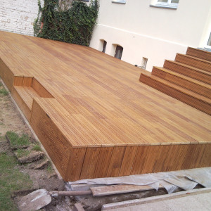 Terrasse zum Garten aus Holz