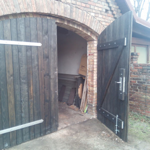 Garagentor aus dunklem Holz