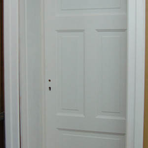 Tür weß aus Holz im Altbau