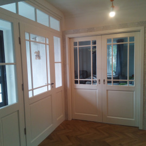 Schöne Türen aus Holz in weiß