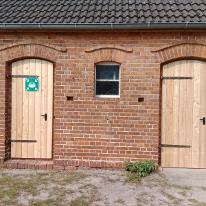 Holztüren für einen Schuppen nachgebaut