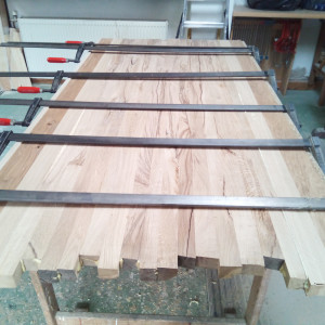 Tisch wie er verleimt wird