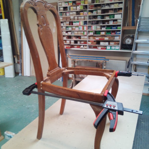 Alten Holzstuhl restaurieren